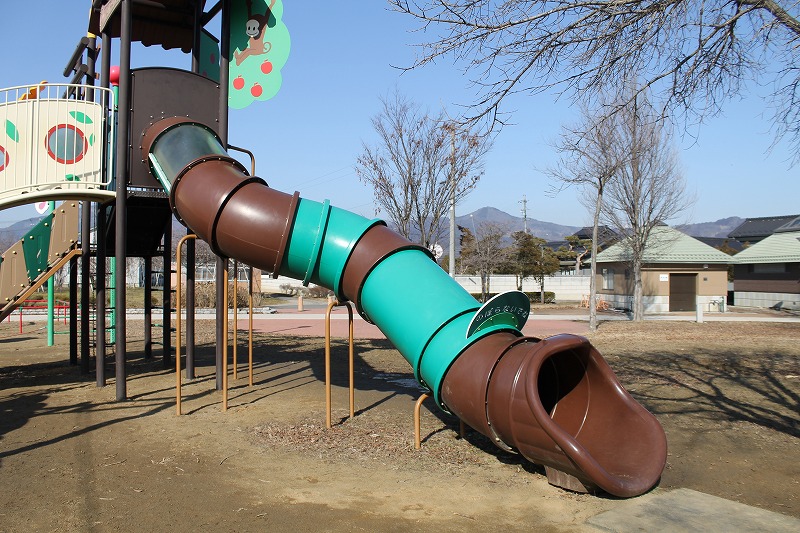 赤沼公園の複合遊具のトンネル型滑り台