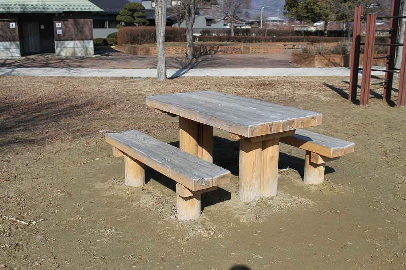 赤沼公園のベンチとテーブル