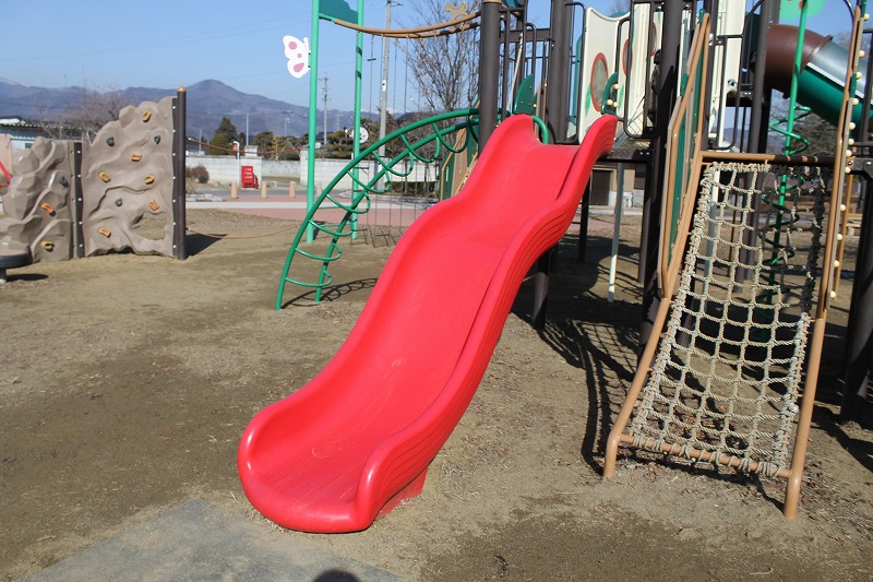 赤沼公園の複合遊具のウェーブする滑り台
