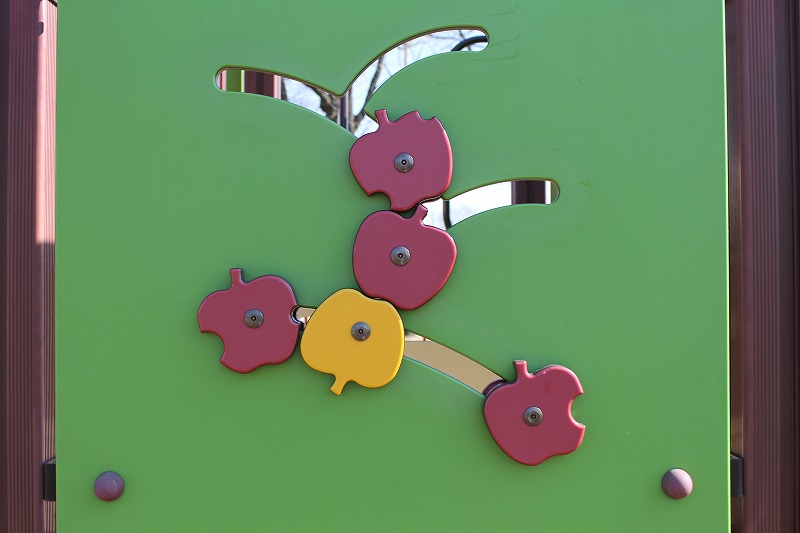 赤沼公園の複合遊具のリンゴの遊具