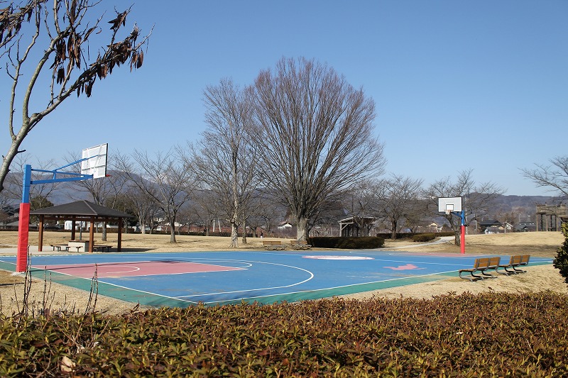 赤沼公園の屋外バスケットコート