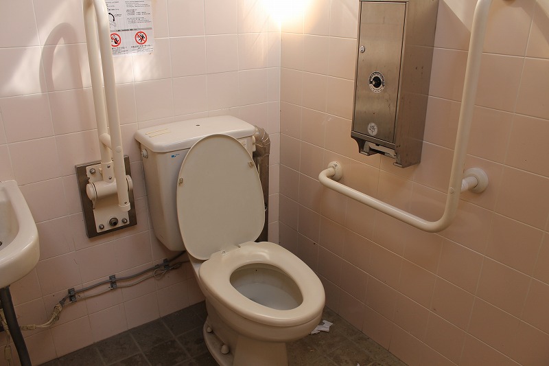 赤沼公園の多目的トイレの様子