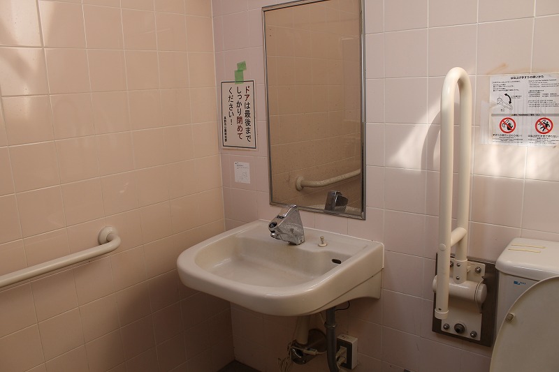 赤沼公園の多目的トイレの様子