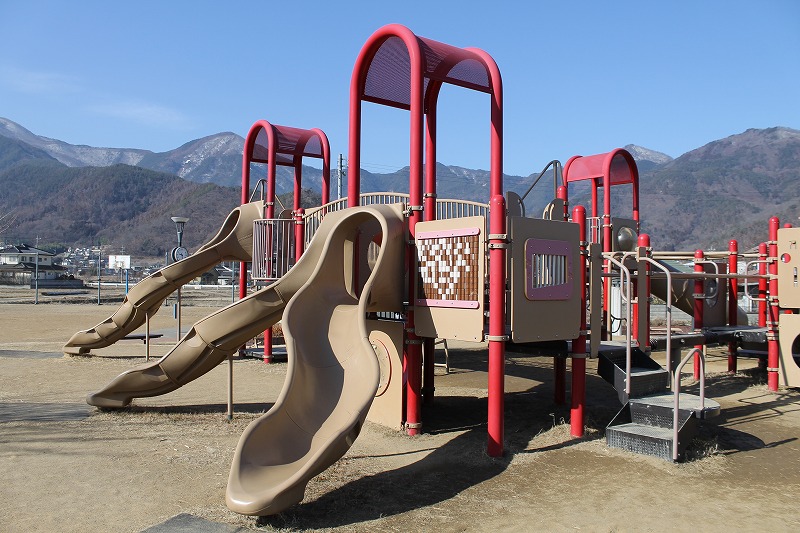 三本木公園の大型複合遊具の様子