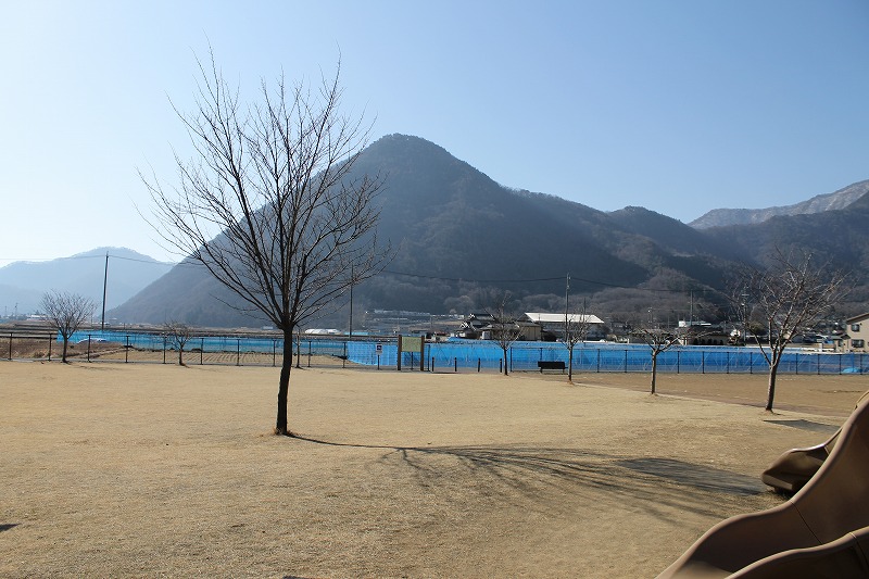 三本木公園の芝生エリアの冬の様子