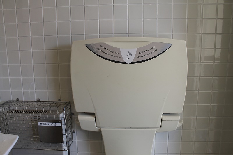 三本木公園の多目的トイレのオムツ交換台