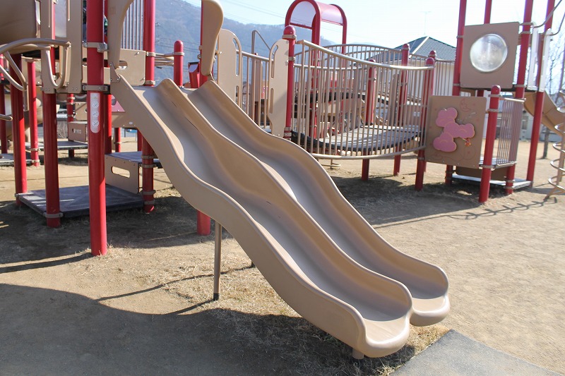 三本木公園の大型複合遊具の滑り台