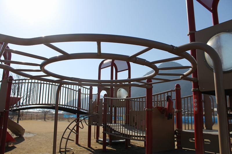 三本木公園の大型複合遊具の様子