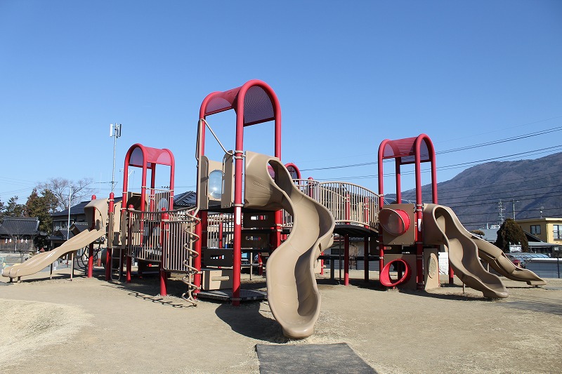 三本木公園の巨大な複合遊具の全体像