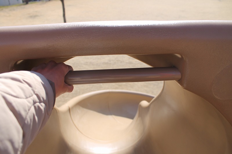 三本木公園の大型複合遊具の滑り台のバー