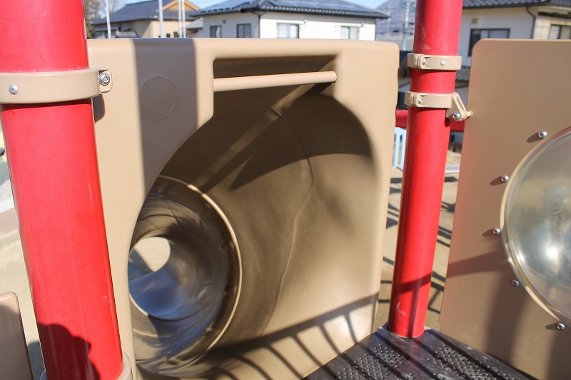 三本木公園の大型複合遊具のトンネルの滑り台