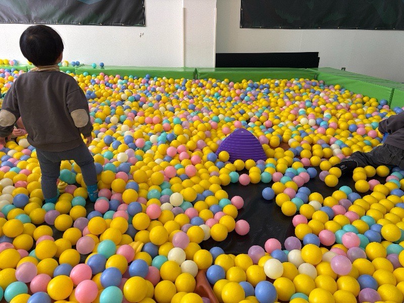 鹿島槍スキー場ファミリーパークの屋内キッズスペースの様子