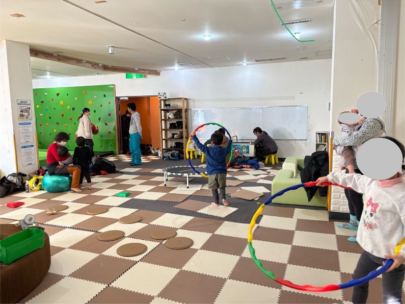 鹿島槍スキー場ファミリーパークの屋内キッズスペースの様子