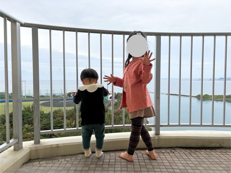 ラグナガーデンホテルのオーシャンビューの部屋のベランダの子どもたち