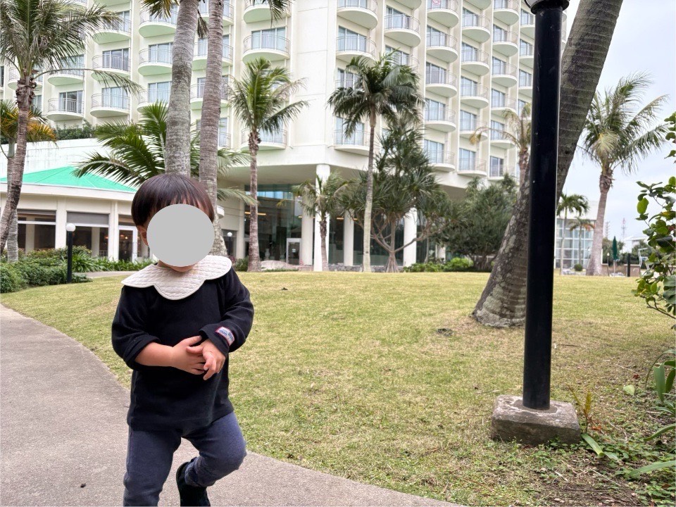 ラグナガーデンホテル周辺を散策する子ども