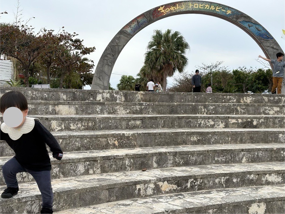 ラグナガーデンホテルからトロピカルビーチへ向かう2歳児