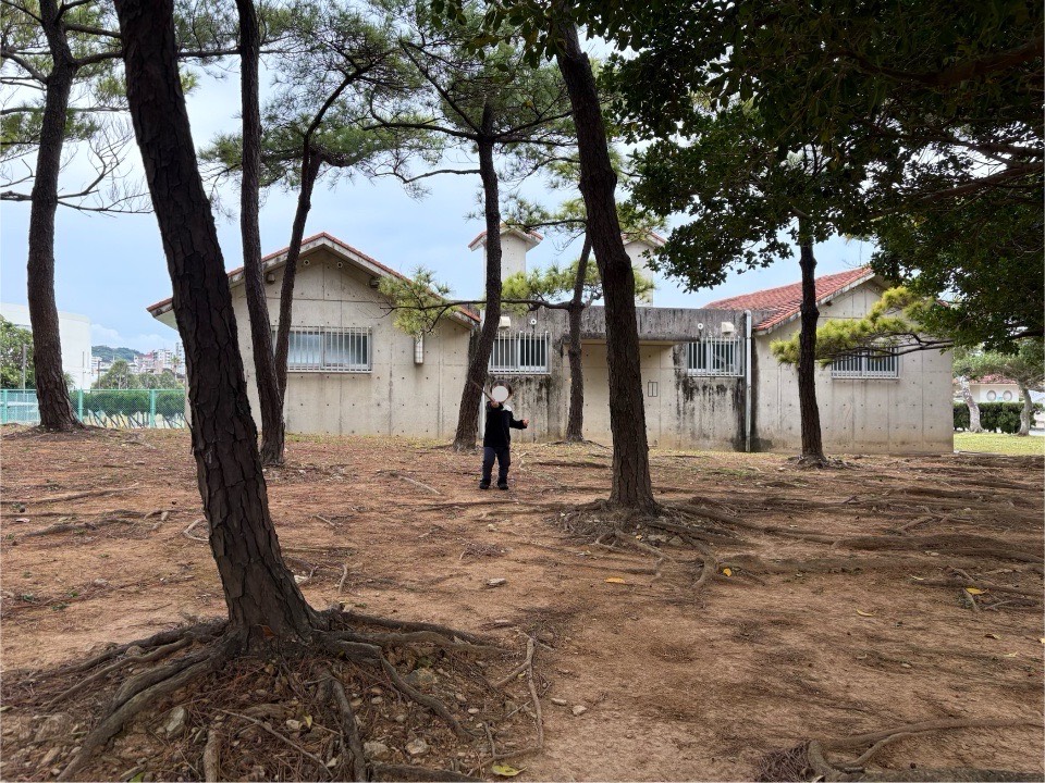 ラグナガーデンホテル周辺を散策する子ども