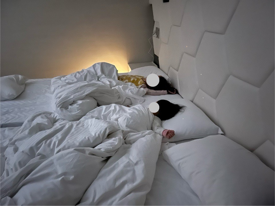 ラグナガーデンホテルのイーストウィング館Bの部屋で眠る子ども