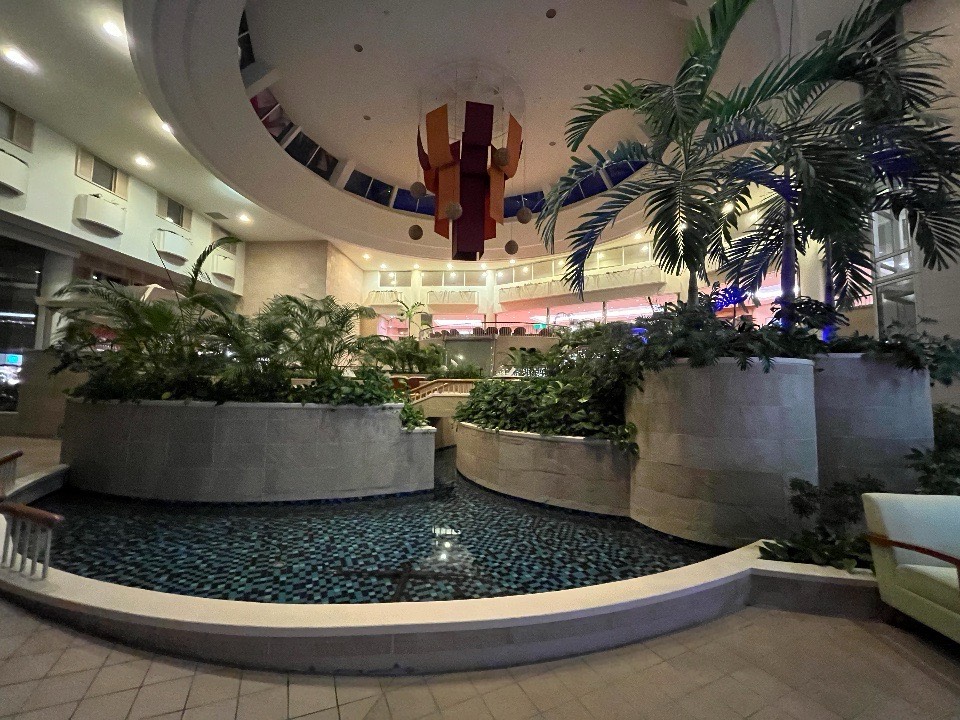 ホテル内にも水が流れるラグナガーデンホテルの様子