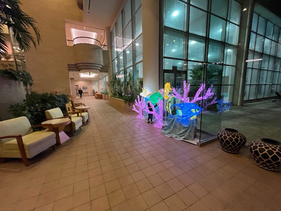 ラグナガーデンホテルの屋内プールの外観