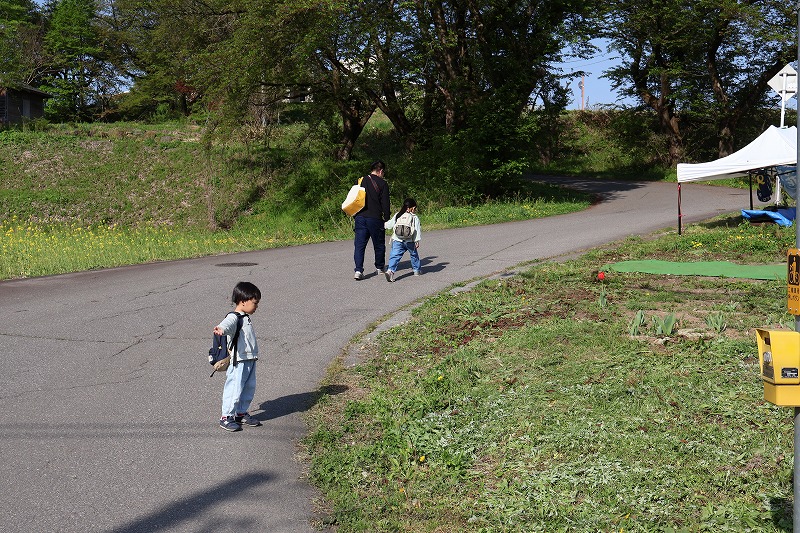 いいやま菜の花公園まで歩いている親子の様子