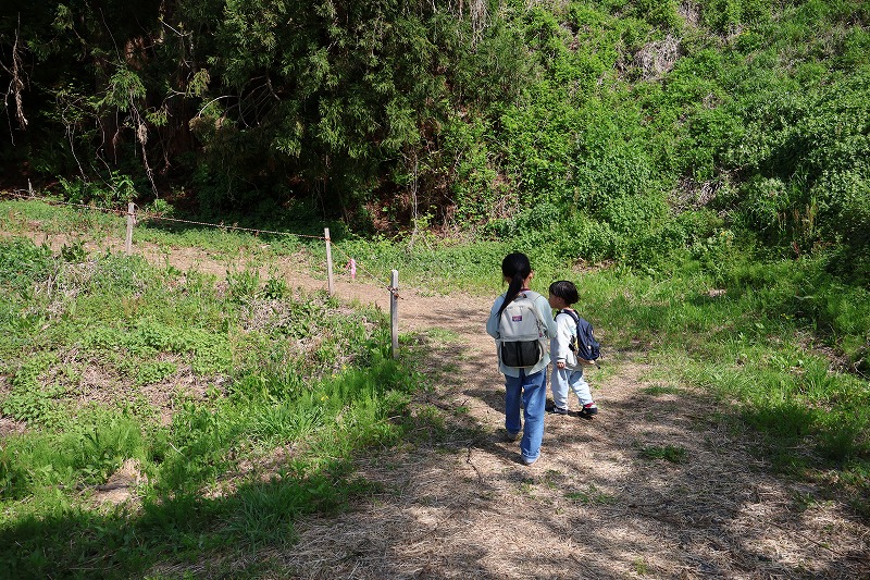 いいやま菜の花公園Ｐ2から歩いて行く子どもの様子