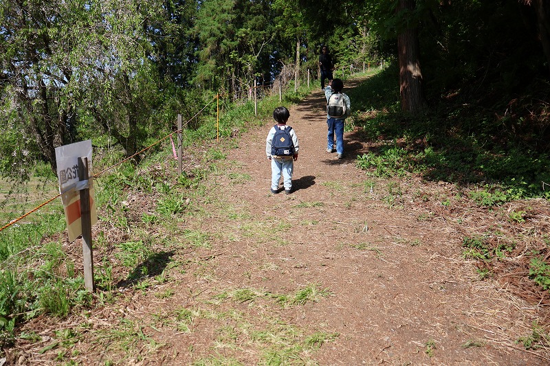 いいやま菜の花公園まで歩いて行く子どもの様子