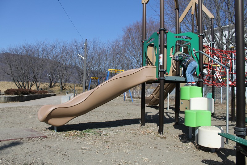 五十里公園の複合遊具の滑り台の部分