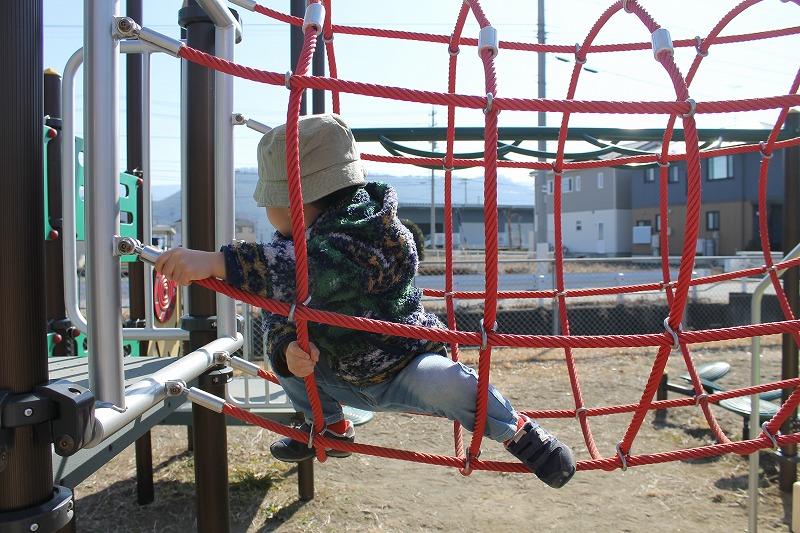 千曲市の五十里公園の複合遊具で遊ぶ3歳児の様子
