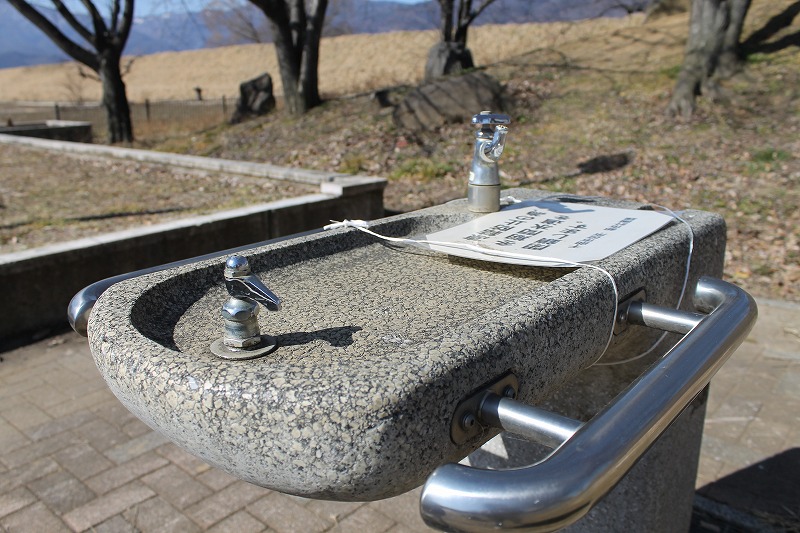千曲市の五十里公園の水飲み場付きの水道の様子