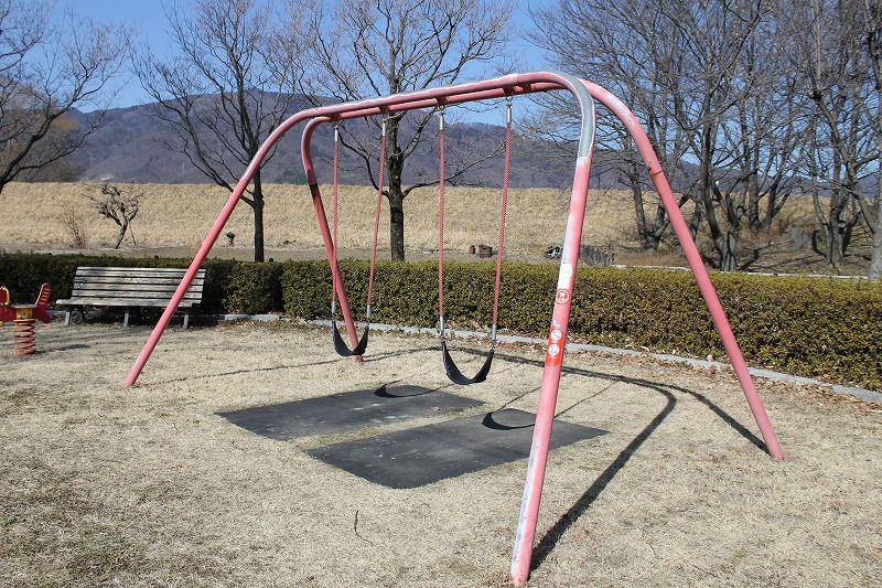 千曲市の五十里公園のぶらんこの様子
