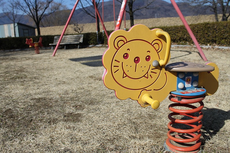 千曲市の五十里公園のスプリング遊具