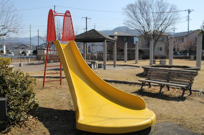 長野県千曲市のある五十里公園の滑り台の様子