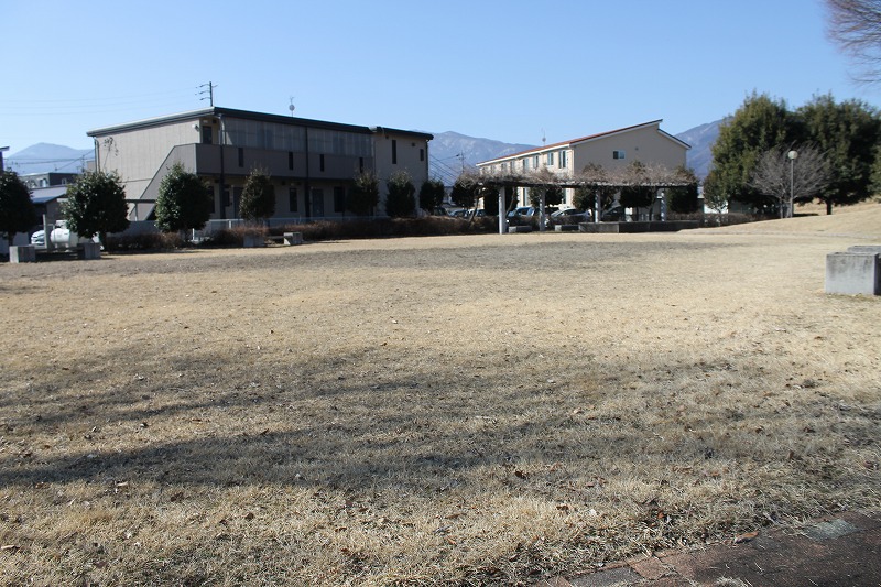 千曲市の五十里公園の芝生の広場