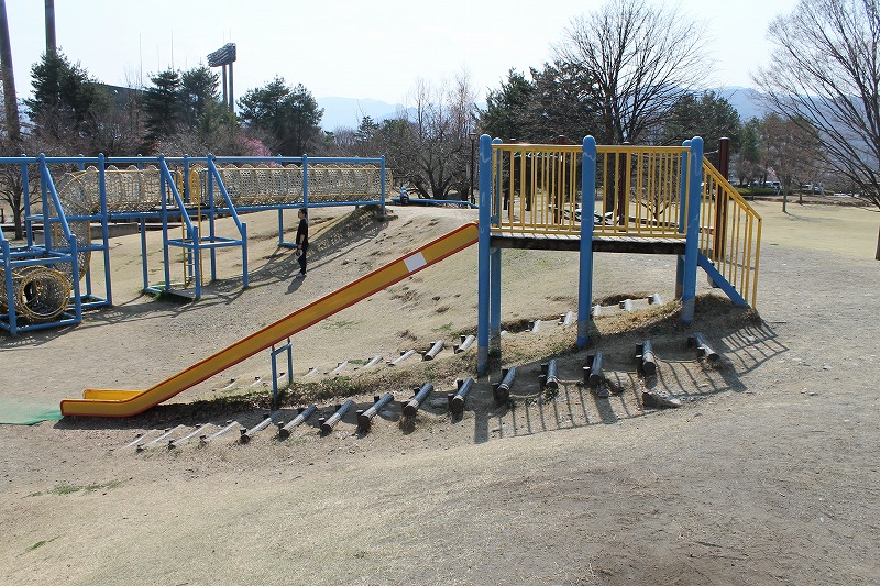南長野運動公園のシンプルな滑り台の様子