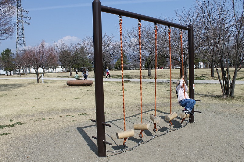 南長野運動公園のロープを渡る遊具で遊ぶ6歳女児