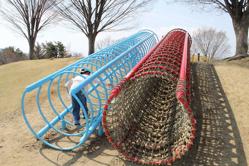 南長野運動公園の斜面を使用したネットとジャングルジム風の遊具
