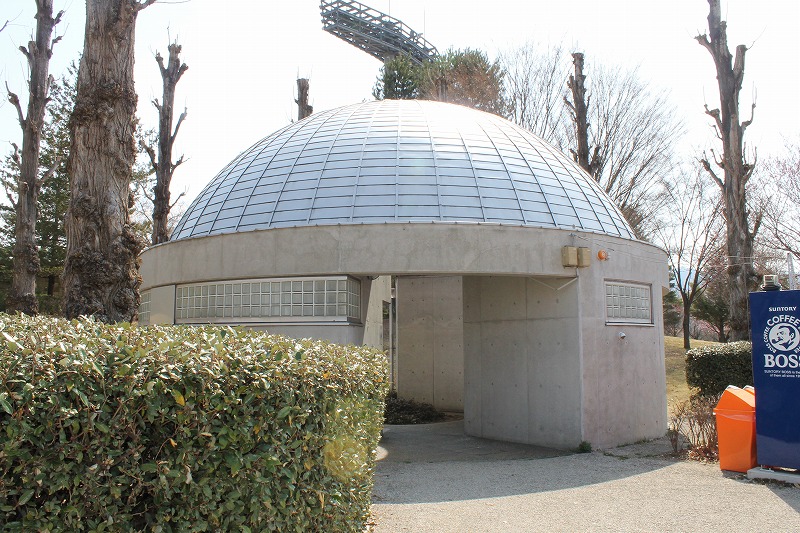 丸い屋根が特徴的な南長野運動公園のトイレの外観の様子