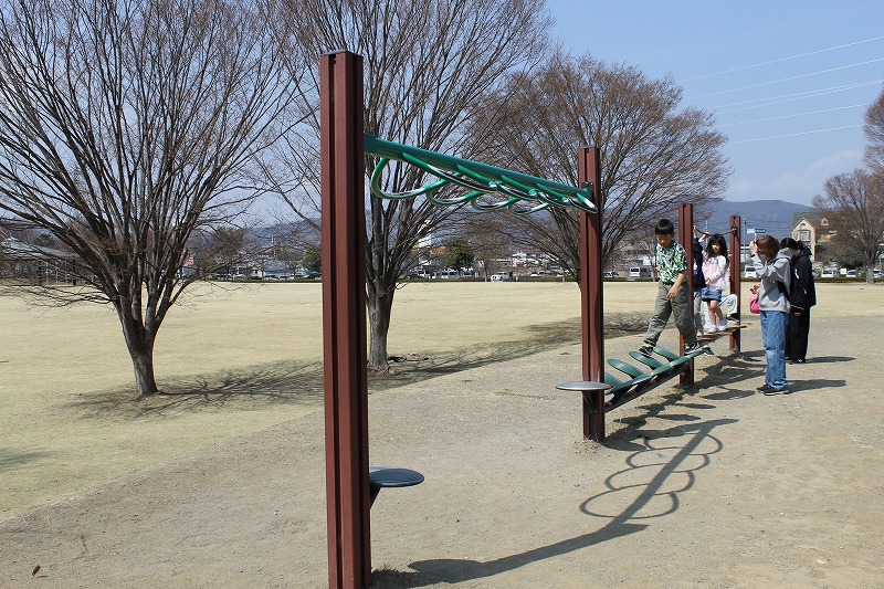 南長野運動公園の平均台で遊ぼうとしている子どもの様子
