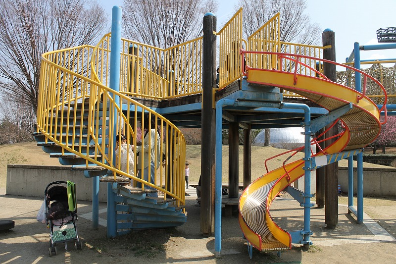 南長野運動公園の一番大きな複合遊具の正面の様子