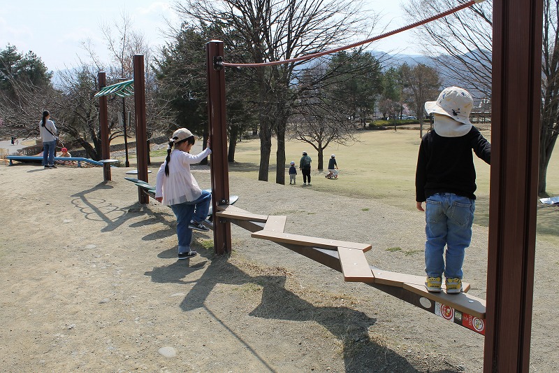 南長野運動公園の平均台＆運動の遊具で遊ぶこどもの様子