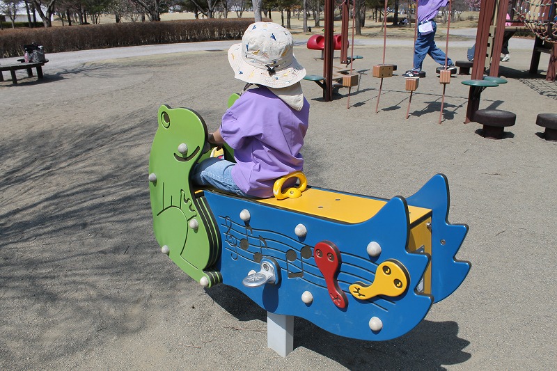 南長野運動公園のスプリング遊具で遊ぶ3歳の男児