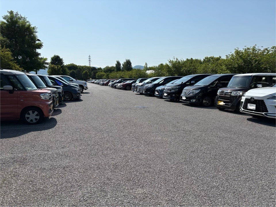 南長野運動公園の第３駐車場の混雑している様子