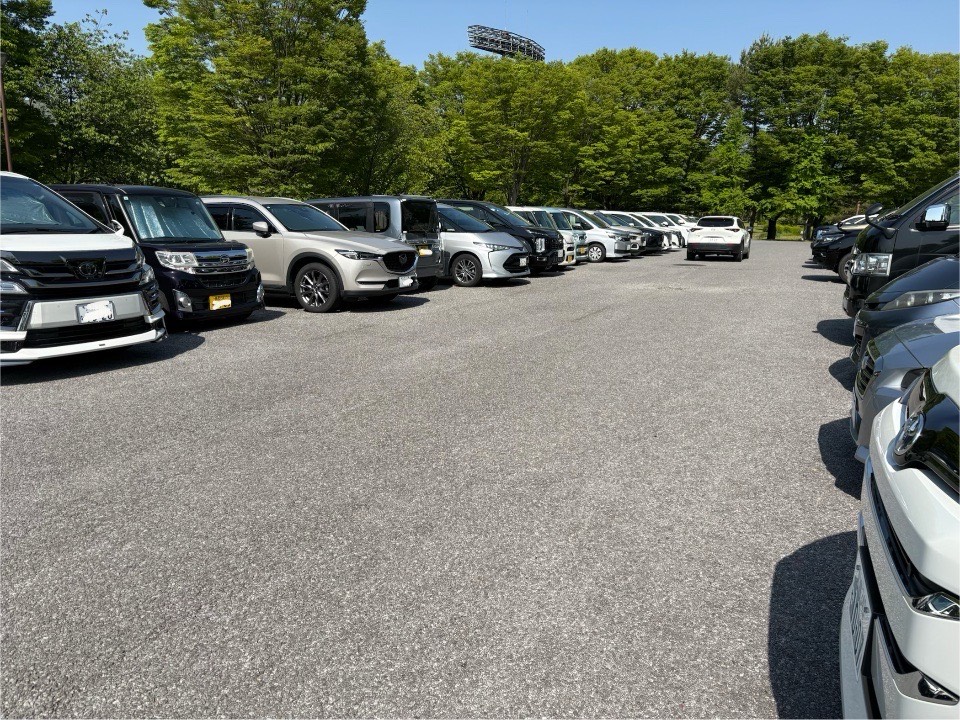 南長野運動公園の第３駐車場の混雑している様子