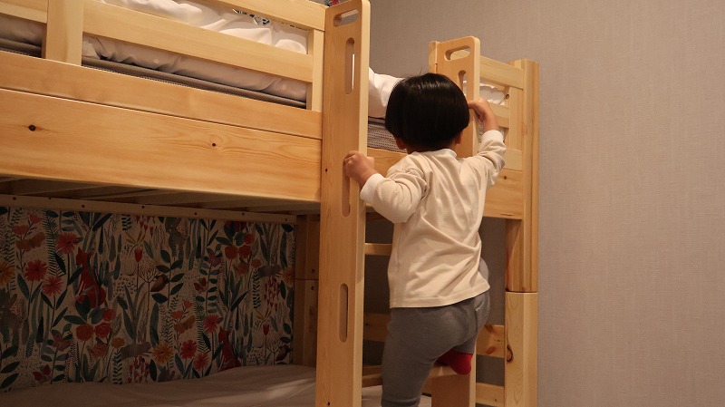 ANAホリデイ・イン リゾート軽井沢のキッズスイートの二段ベッドに登る3歳児