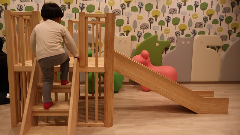 ANAホリデイ・イン リゾート軽井沢のキッズクラブで遊ぶ3歳児
