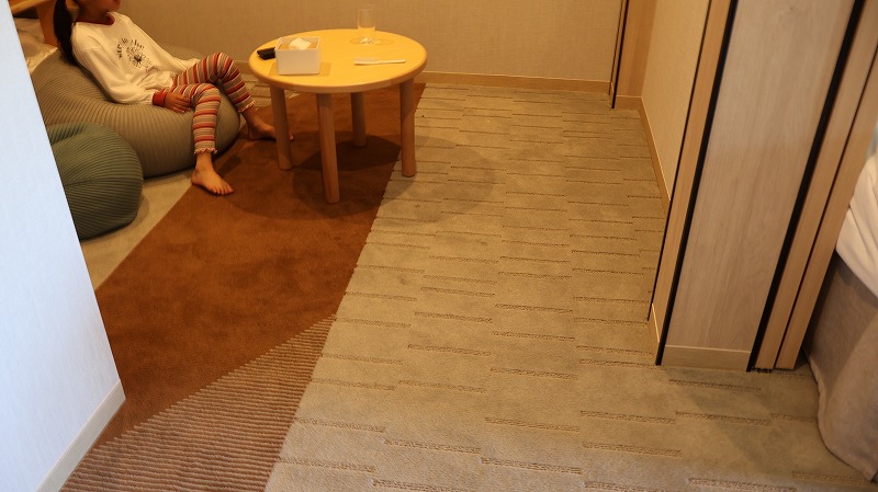 ANAホリデイ・イン リゾート軽井沢のキッズスイートの子ども用のお部屋でくつろぐ子ども