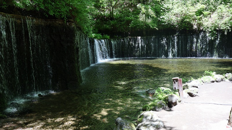 軽井沢の観光地として有名な白糸の滝