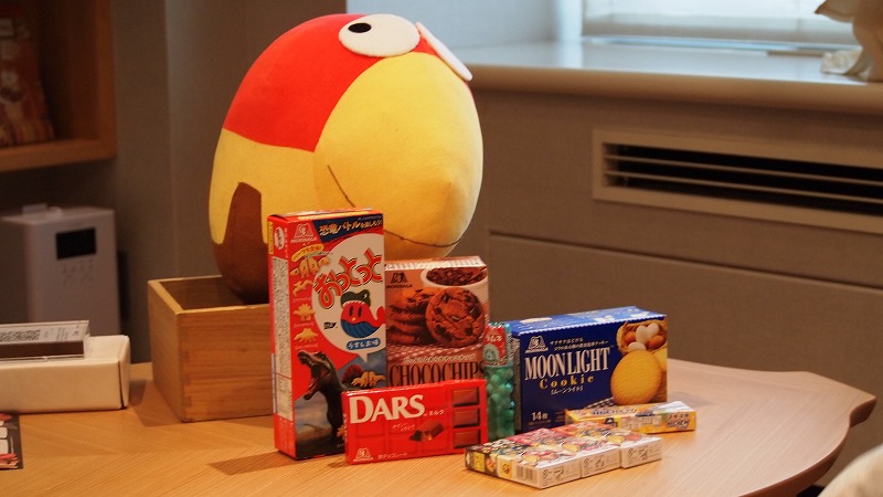 ホテルタングラムのキョロちゃんルームのぬいぐるみとお菓子