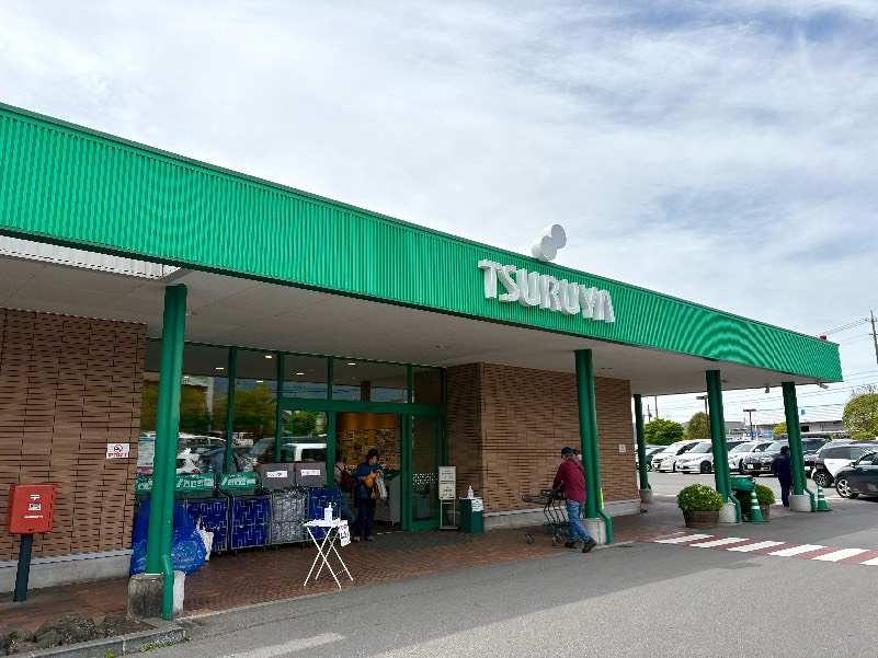 軽井沢町にある長野のご当地スーパーツルヤの店舗の外観